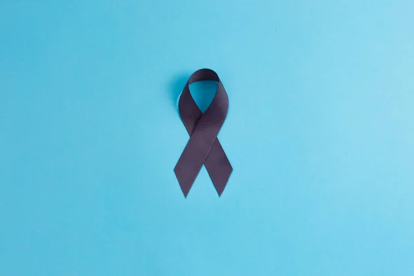 Cervello cancro grigio nastro consapevolezza del colore isolato su sfondo blu — Foto Stock