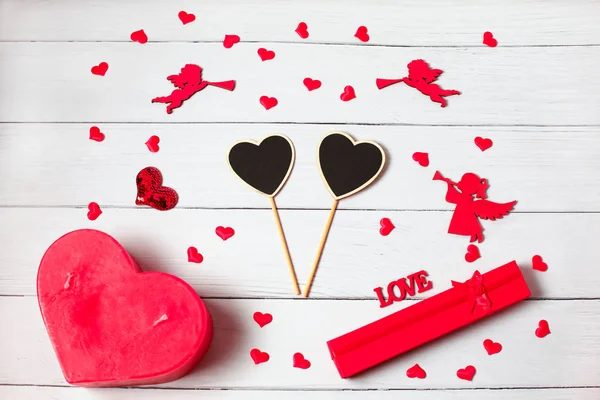 Saint-Valentin. Cadre fait de cadeaux, bougies, confettis, anges sur fond en bois. Valentines fond de fête . — Photo