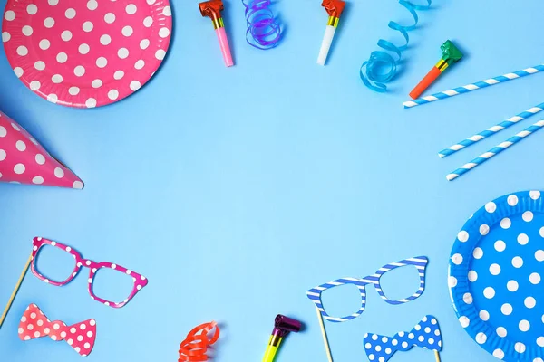 Marco de vacaciones o fondo con platos de papel y pajitas, cuernos, confeti, gafas divertidas, gorra de carnaval y serpentín —  Fotos de Stock