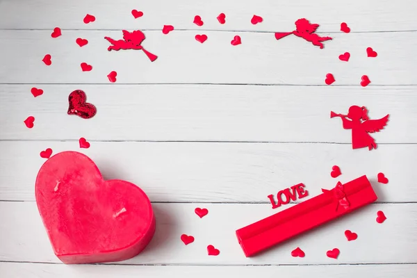 Aftelkalender voor Valentijnsdag. Frame gemaakt van geschenken, kaarsen, confetti, engelen op houten achtergrond. Valentijnsdag achtergrond. — Stockfoto