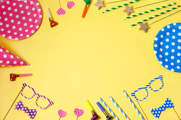 Holiday ram eller bakgrund med papper rätter och strån, horn, konfetti, roliga Glasögon, carnival cap och streamer — Stockfoto