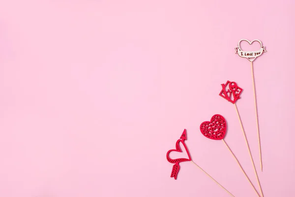 Coeurs en bois colorés en ligne comme cadeau pour la Saint-Valentin. Le cœur, c'est tomber amoureux. Cadre — Photo