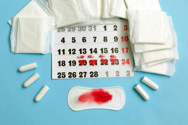 Konsep siklus menstruasi. Kalender menstruasi dengan pembalut, pil kontrasepsi, tampon — Stok Foto