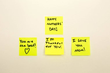 Mutlu anneler günü Not hatırlatma sarı etikette bir duvar, yakın çekim.