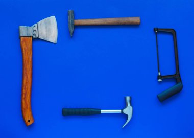 Mavi zemin üzerine sanayi araçlar. Metni için bir yer. Babalar günü için bir kavram.