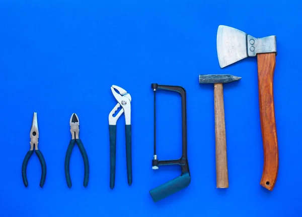 Ferramentas de marcenaria em fundo azul. Lugar para o texto. Um conceito para o Dia do Pai . — Fotografia de Stock