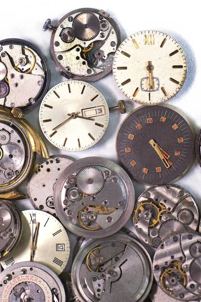 Dettagli di orologi e meccanismi per la riparazione, restauro e manutenzione su sfondo bianco . — Foto Stock