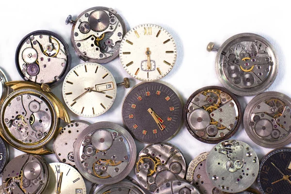 Dettagli di orologi e meccanismi per la riparazione, restauro e manutenzione su sfondo bianco . — Foto Stock