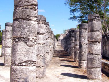 Antik Maya tapınak ayrıntı sütunları Chichen Itza, Yucatan, Meksika