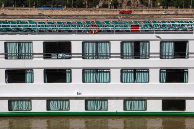 Ana Güverte ve şezlong gösterilen bir büyük yolcu gemisi bir yan görünüm