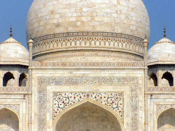 Agra, Hindistan birincil kubbe gibi bir köşe kubbe gösterilen Taj Mahal Türbesi görünümünü kapat. — Stok fotoğraf