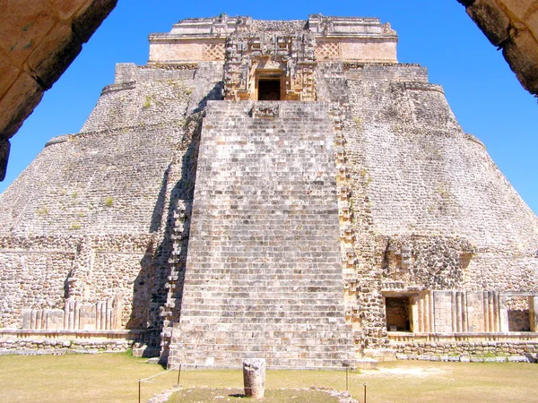 O Templo de Kukulcan no sítio arqueológico Chichen Itza, México . — Fotografia de Stock
