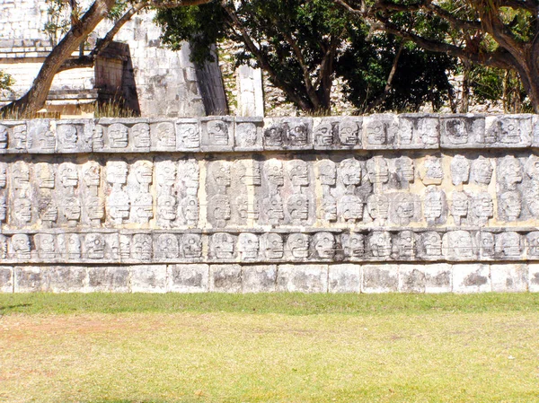 Detalhe antigo do templo maia em Chichen Itza, Yucatan, México — Fotografia de Stock