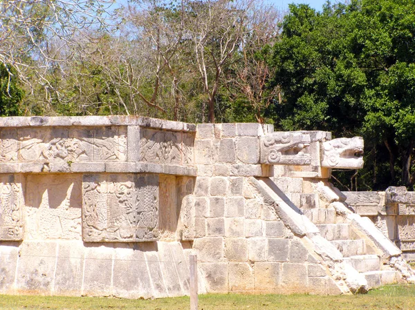 Testa di serpente in una piramide presso le rovine Maya di Chichen Itza a Yucatan, Messico — Foto Stock