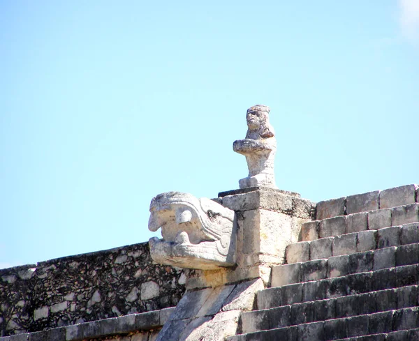 Bir piramit, Maya Harabeleri, Chichen Itza Yucatan, Meksika için yılan Başkanı