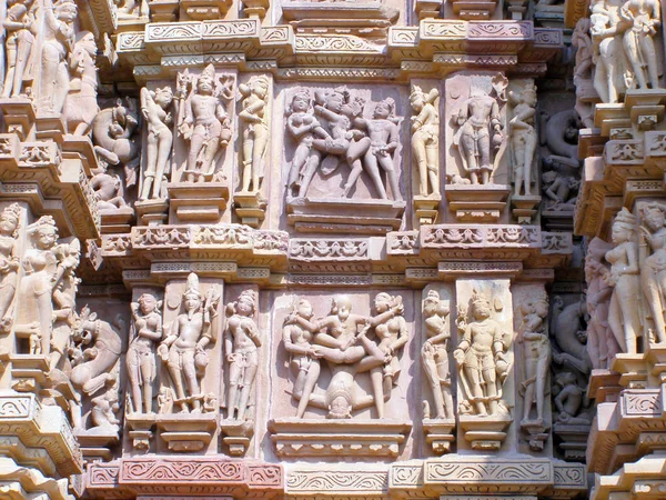 Fragmento de antiguo bajorrelieve en famoso templo erótico en Khajuraho, India —  Fotos de Stock