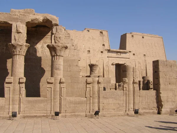 Amon-Ra ve Karnak Tapınağı, Mısır'daki duvarda sembolleri.
