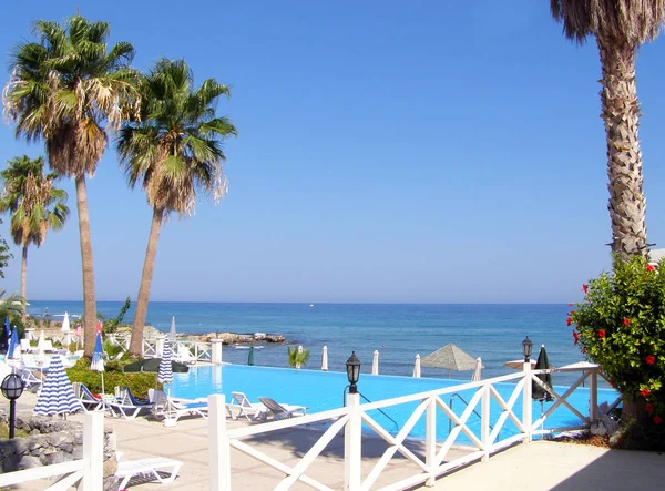 Видом на пляж у сонячний день на узбережжі Середземного моря та плавальний басейн із шезлонгами та парасолька пляжу — стокове фото