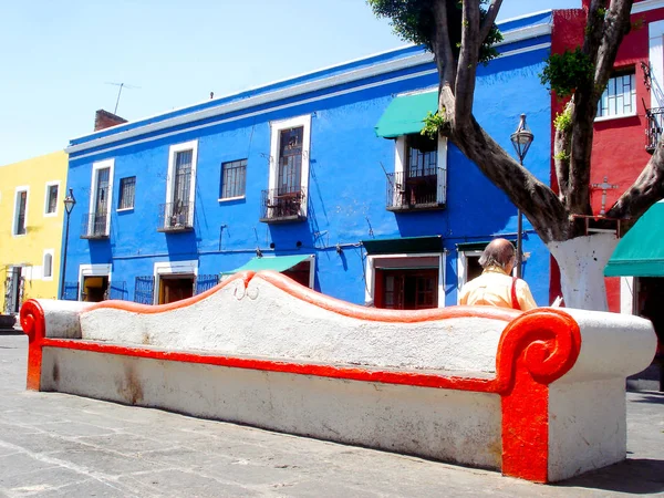 Casas coloridas nas ruas do México com um grande banco . — Fotografia de Stock