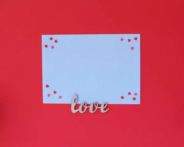 Amour texte en bois sur enveloppe blanche sur fond rouge avec espace de copie . — Photo
