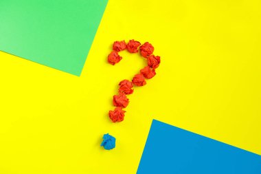Soru işareti renkli arka plan üstten görünüm kopya alanı üzerinde buruşuk kağıt ile kaplı