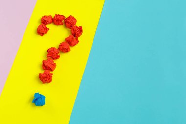 Soru işareti renkli arka plan üstten görünüm kopya alanı üzerinde buruşuk kağıt ile kaplı