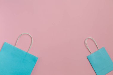 Pembe arka plan izole kağıt torba geri dönüşüm. Mockup tasarım için