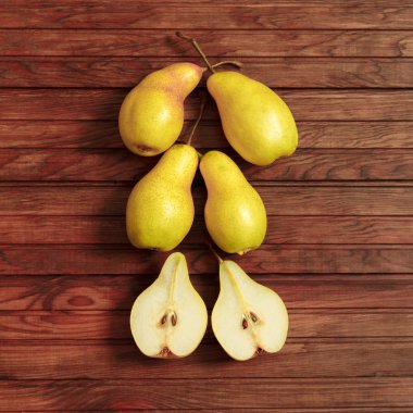 meyve arka plan. eski ahşap üzerine taze organik armut. Armut sonbaharda hasat