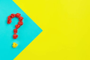 Soru işareti renkli arka plan üstten görünüm kopya alanı üzerinde buruşuk kağıt ile kaplı