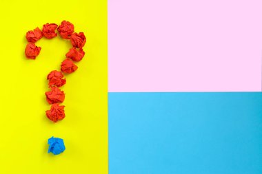 Soru işareti renkli arka plan üstten görünüm kopya alanı üzerinde buruşuk kağıt ile kaplı