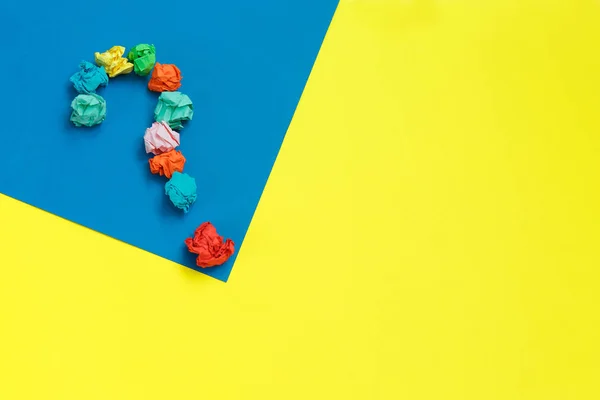 Signo de interrogación forrado con papel arrugado en el espacio de copia de vista superior de fondo colorido — Foto de Stock