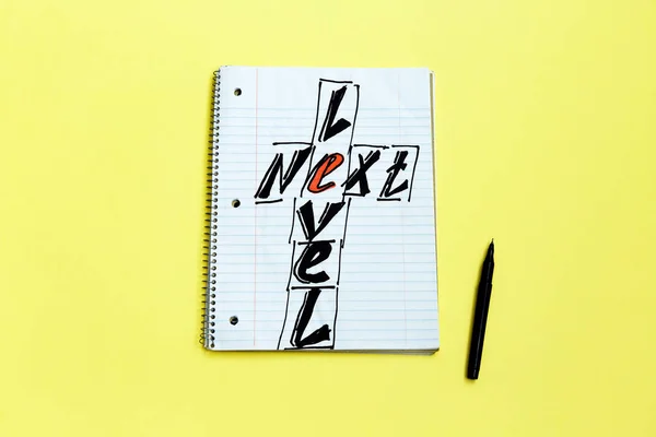 Texto de escritura de palabras Siguiente nivel con lápiz en un cuaderno sobre fondo amarillo. Concepto de negocio para tener más de una planta — Foto de Stock