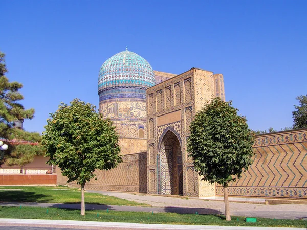 Vista da mesquita Bibi-Khanym - Registan - Samarcanda - Uzbequistão — Fotografia de Stock