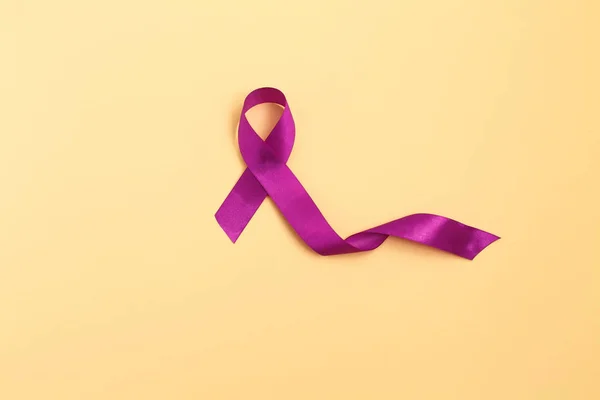 Пурпурные ленты, тонизирующие космический фон, болезнь Альцгеймера, рак поджелудочной железы, эпилепсия, болезнь Ходжкина — стоковое фото