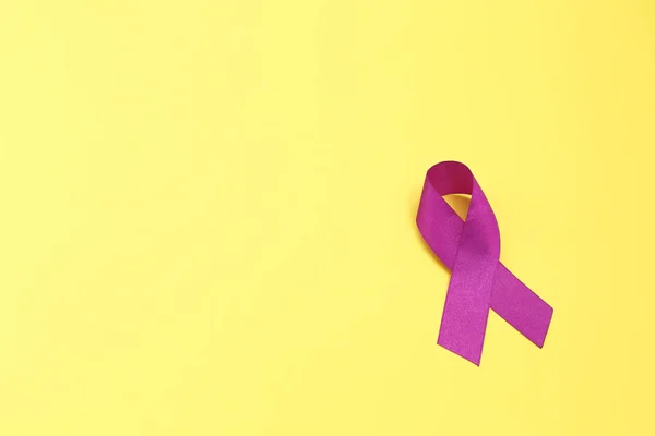Nastro viola su sfondo bianco. Concetto di cancro — Foto Stock