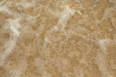 Köpük ile su. Sarı gölge altın ya da bira gibi. Arka plan için soyutlama. Renkli su hareketi.