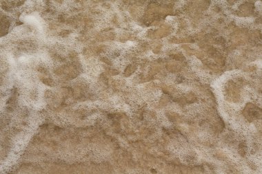 Köpük ile su. Sarı gölge altın ya da bira gibi. Arka plan için soyutlama. Renkli su hareketi.