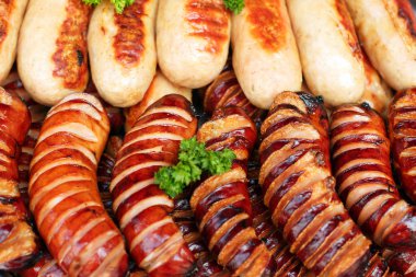 Izgara sosis dışında otlar ile karıştırın.