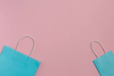 Pembe arka plan izole kağıt torba geri dönüşüm. Mockup tasarım için