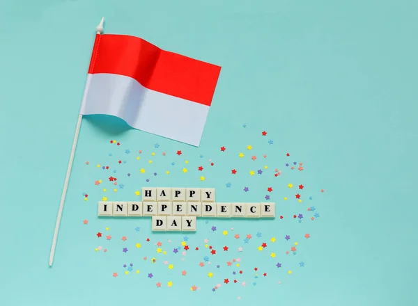 Flaga Indonezji z napisem szczęśliwy dzień niepodległości. — Zdjęcie stockowe