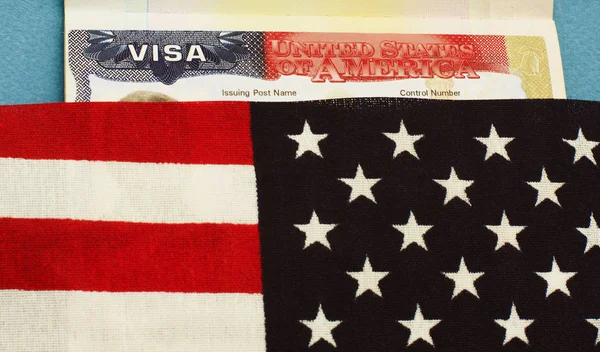 Διαβατήριο με αμερικανική βίζα και την αμερικανική σημαία. Αμερικανική βίζα έννοια. — Φωτογραφία Αρχείου
