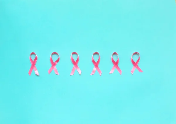Розовая лента на синем фоне. Концепция рака — стоковое фото