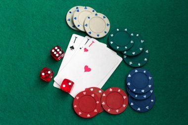 oyun kartları, dices ve poker fişleri yukarıdan yeşil poker masada