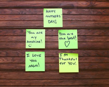 Mutlu anneler günü Not hatırlatma sarı etiket üzerinde ahşap zemin üzerine kapatın. Festival kavramı.