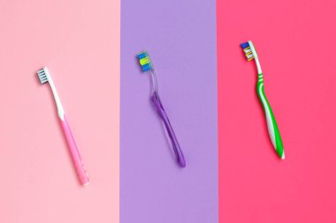 Renk arka plan üzerinde farklı diş fırçaları kümesini. Oral kavite hijyen.