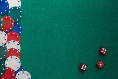 Casino, kumar kavramının poker spor. Oyun zar ve renkli oyun fiş yeşil oyun Masa üzerinde.