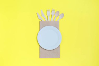 Bambu ahşap kağıt çanta Sarı zemin üzerine yapılan çevre dostu tek kullanımlık mutfak eşyaları.