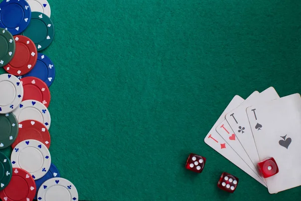 oyun kartları, dices ve poker fişleri yukarıdan yeşil poker masada