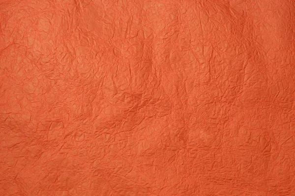 Паперова текстура для тла в модному кораловому кольорі. Структура зморщеного крепового коралового паперу . — стокове фото