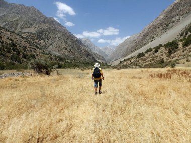 Adam Hiking. Yolculuk tutkusu zaman. Adam güzel Fann Dağları Pamir, Tacikistan'nda hiking. Orta Asya. Seyahat yaşam tarzı